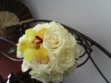 Buchet trandafiri albi si cymbidium galben